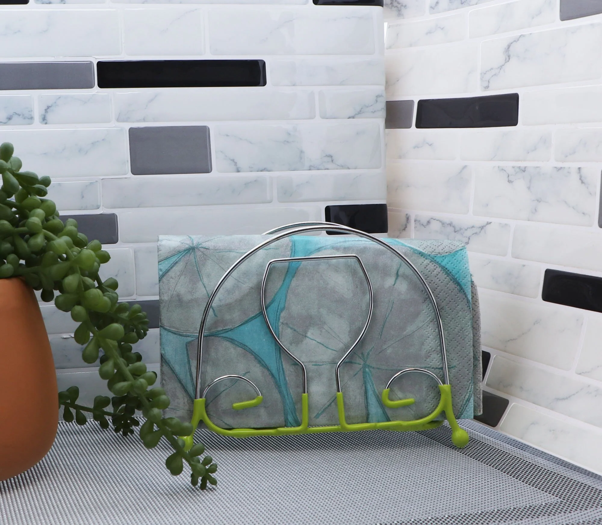 Green Wire Napkin Holder with Wine Glass Design - Image 4